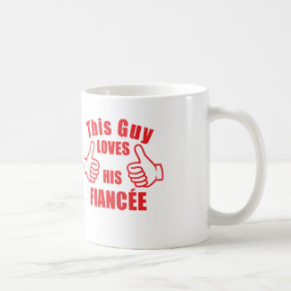 Ce type aime son cadeau de fiançailles de tasse de