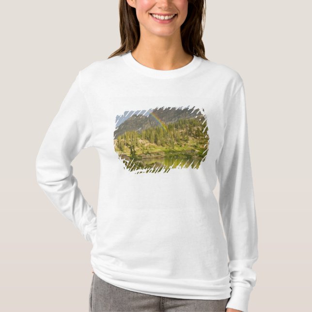 Cecret Lake mit Regenbogen über das Schloss von De T-Shirt (Vorderseite)