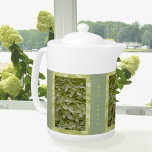 Celadon Green Hydrangea Floral<br><div class="desc">Dieser Garten frisch grüne Teekanne verfügt über 3 Paneele mit winzigen Blüten einer hellgrünen Hydrangea-Blume. Es ist eine einzigartige Farbe, die frisch und hell ist und das Gefühl eines bezaubernden Landgartens Hütte. Es handelt sich um eine sommerliche Blüte in dezenten, sanften Tönen und Details. Es ist ein ideales Geschenk für...</div>