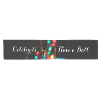 Celebrate Table Runner von RoseWrites Kurzer Tischläufer