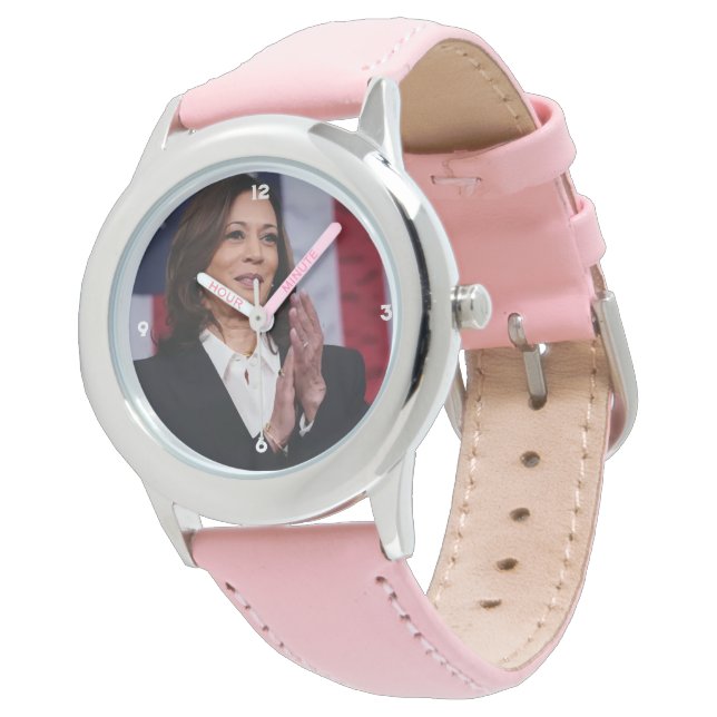 CELEBRATE UND ABSTIMMUNG FÜR KAMALA HARRIS ARMBANDUHR (Schrägansicht)