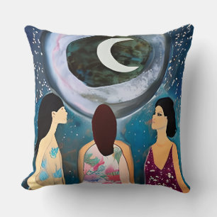 Celestial Artwork   Frauen mit Blick auf den Mond Kissen