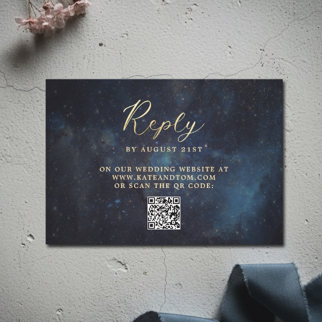Celestial Galaxy Stars Midnight Navy Wedding QR RSVP Karte (celestial galaxy wedding rsvp reply watercolor moody navy blue starry night written in the stars)