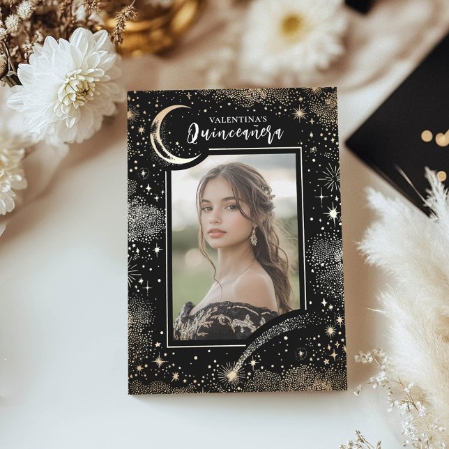Celestial Gold Stars Moon Night Quinceanera Foto Einladung (Quinceanera 15th birthday photo invitations with gold moon and stars on the black background)