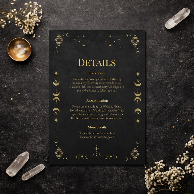 Celestial Gothic Black and Gold Wedding Details Einladung (Celestial Gothic Black and Gold Wedding Details Invitation on an elegant dark table)
