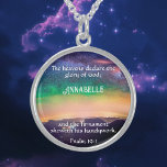Celestial Majesty Scripture Psalm 19 Anpassbar Sterling Silberkette<br><div class="desc">Genießen Sie die Himmelspracht mit unserer Majestät individualisierbaren Nekklace der Himmelskörper, mit einem atemberaubenden Foto des Nachthimmels über den majestätischen Felsgebirgen. Wenn du die Sterne ansiehst, die den Ruhm Gottes verkünden, personalisiert mit deinem erwählten Schriftsatz aus Psalm 19:1 und deinem Namen, spürst du die göttliche Verbindung zur Weite oben. Jedes...</div>