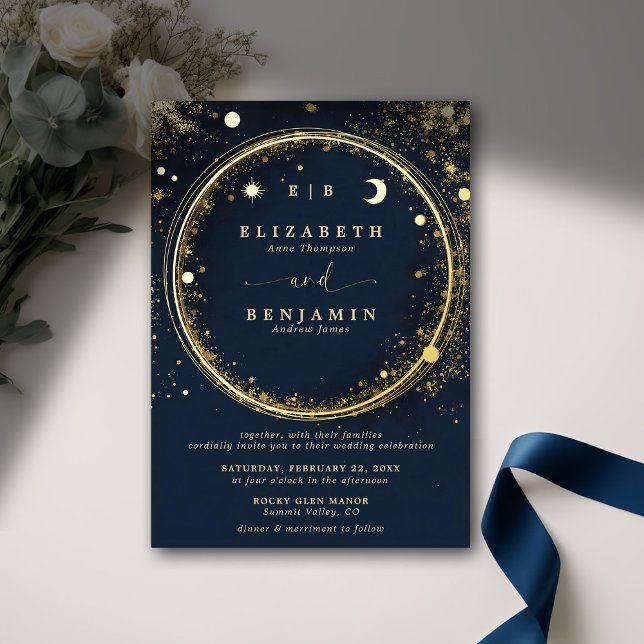 Celestial Midnight Gold Monogramme Elegante Hochze Folieneinladung (celestial wedding invitation modern classic elegant midnight blue gold dust monograms gold foil)