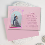 Celestial Pink Lila Foto Hochzeit speichern das Da<br><div class="desc">Celestial Chic Pink Lila Foto Hochzeitsvellum Save The Dates Einladungen bietet eine rosa und lila Farbsonne, Mond und Sterne rahmen auf einem eleganten rosa Hintergrund. Inside ist Ihr Lieblings-Foto und Ihre persönlichen Save the Date Informationen. Personalisieren Sie den Text in den Textfeldern, indem Sie ihn bearbeiten. Entwickelt für Sie von...</div>
