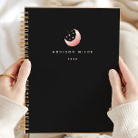 Celestial Rose Gold Crescent Moon Stars Logo Planer<br><div class="desc">Die Zauber des Kosmos erfassen Sie mit diesem Himmelsmond aus Rose und dem Logo-Planner. Dieser Planer ist perfekt für Frauen, die elegante und mystische Designs Liebe haben. Er verbindet Schönheit mit Funktionalität. Die Rose Goldakzente und himmlische Motive fügen Ihrem Alltag eine Touch von Eleganz hinzu. Ideal für moderne Frauen, die...</div>