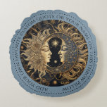 Celestial Sun Moon Custom Quote Blue Round Pillow Rundes Kissen<br><div class="desc">Kissen für Himmelskörper, die eine faszinierende Illustration antiker Sonne- und Mondgesichter darstellen, die mit einer Mischung aus altem Mystik und Eleganz entworfen wurde. Die Sonne, strahlend und kraftvoll, strahlt Wärme in den goldenen Farbtönen aus, während der Mond, ruhig und rätselhaft, ein weiches, blaues Licht ausstrahlt. Ihre Ausdrücke sind zeitlos und...</div>