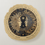 Celestial Sun Moon Custom Quote Round Pillow Rundes Kissen<br><div class="desc">Kissen für Himmelskörper, die eine faszinierende Illustration antiker Sonne- und Mondgesichter darstellen, die mit einer Mischung aus altem Mystik und Eleganz entworfen wurde. Die Sonne, strahlend und kraftvoll, strahlt Wärme in den goldenen Farbtönen aus, während der Mond, ruhig und rätselhaft, ein weiches, blaues Licht ausstrahlt. Ihre Ausdrücke sind zeitlos und...</div>
