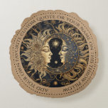 Celestial Sun Moon Custom Quote Round Pillow Rundes Kissen<br><div class="desc">Kissen für Himmelskörper, die eine faszinierende Illustration antiker Sonne- und Mondgesichter darstellen, die mit einer Mischung aus altem Mystik und Eleganz entworfen wurde. Die Sonne, strahlend und kraftvoll, strahlt Wärme in den goldenen Farbtönen aus, während der Mond, ruhig und rätselhaft, ein weiches, blaues Licht ausstrahlt. Ihre Ausdrücke sind zeitlos und...</div>