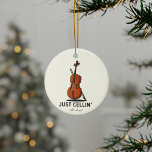 Cellist Performance Music Cello Custom Cellin Keramik Ornament<br><div class="desc">Dieses "Just Cellin" Weihnachtsschmuck ist ein großartiges Geschenk für einen Zellisten oder als Leckerei für sich selbst,  für die Zeiten,  in denen Sie gerade kalt sind,  oder für jeden besondere Anlass. Fügen Sie einen Namen oder ein Jahr Ihres Aufenthalts hinzu,  indem Sie unsere Schaltfläche "Personalisiert" oben verwenden</div>