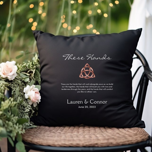 Celtic Knot Handfastings Vows Zeremonie Kissen (These Hands Celtic Knot Handfasting Ceremony Wedding Pillow)