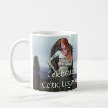 Celtic Lady Posing vor alten Steinen