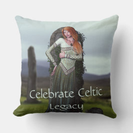 Celtic Lady Posing vor alten Steinen Kissen