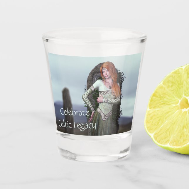 Celtic Lady Posing vor alten Steinen Schnapsglas (Vorderseite)
