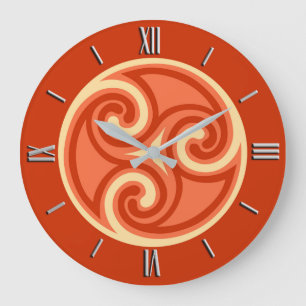 Celtic Triskele Ornament, Mandarin Orange Große Wanduhr