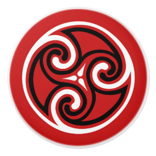 Celtic Triskele Ornament, Red, Black and White Keramikknauf