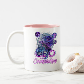 CEO von Overthinking - Dunkle Neon Mystische Mädch Zweifarbige Tasse