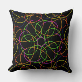 cercles colorés sur oreiller noir