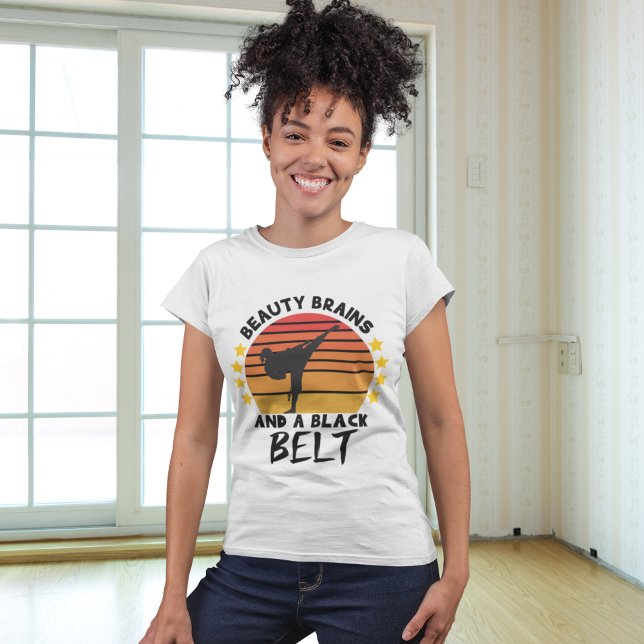 Cerebros de Belleza y Un Cinturon Negro de Karate T-Shirt (Von Creator hochgeladen)