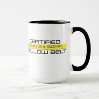 Certifié se penche six tasses de café jaunes de