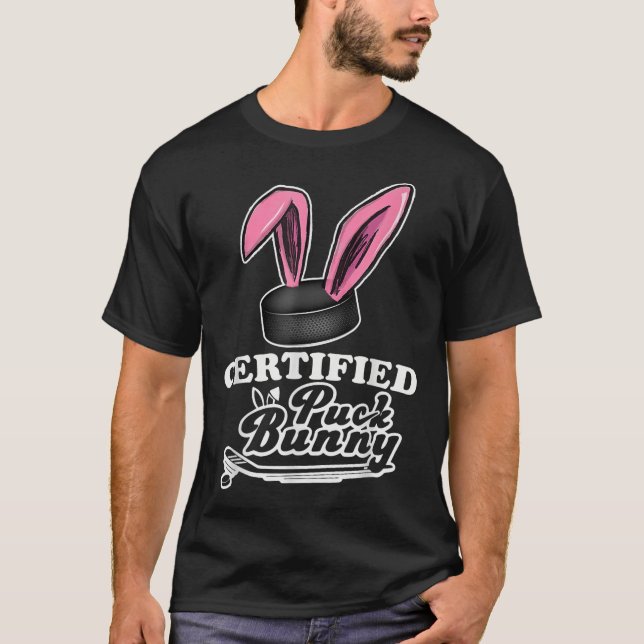 Certified Puck Bunny Funny Ice Hockey Slang Zitat T-Shirt (Vorderseite)