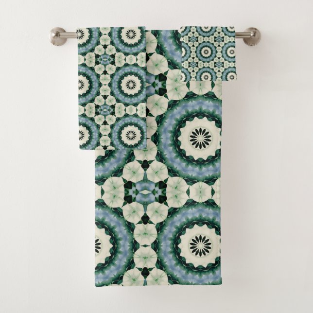Cerulean Blue und Jungle Green Tiled Muster Badhandtuch Set (Insitu)