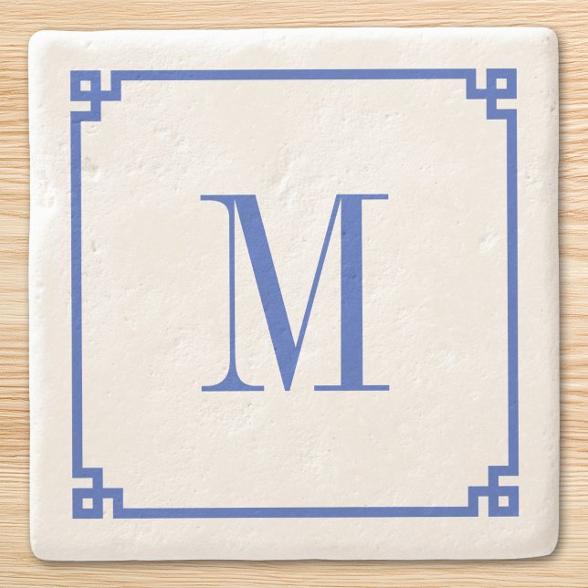 Ceruleanblauer griechischer Schlüsselrand Monogram Steinuntersetzer (Cerulean Blue Greek Key Border Monogram Stone Coaster)