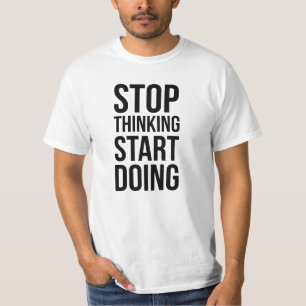 Cessez de penser le début faisant le T-shirt de