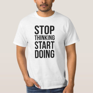 Cessez de penser le début faisant le T-shirt de