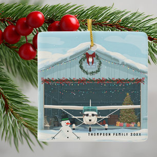 Cessna-Flugzeug-Weihnachtsbaum im Hangar Vintage  Keramikornament