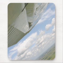 Cessna-Flugzeugflügel in Himmel mousepad