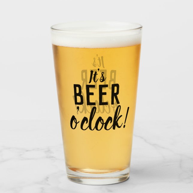 C'est la bière O'Clock drôle Boire du verre de biè (Devant (rempli))