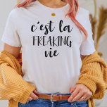 C'est La Freaking Vie - Funny French Quote T-Shirt<br><div class="desc">Eine humorvolle Drehung auf dem französischen Sprichwort,  um das Leben zu genießen und zu akzeptieren,  wie es ist - c'est la freaking vie - mit einem minimalistischen boho ästhetische. Cooles Geschenk für Ihren Frankophilen Freund,  Wanderlust-Reise-Blogger,  und Frankreich-Liebhaber für lässige Wochenend-Brunch-Termine und Alltag rund um das Haus Spaß.</div>