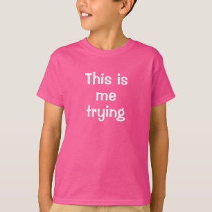 C'est moi qui essaie le T-shirt du garçon ADHD