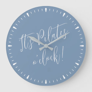 C'est Pilates O' Horloge Amusant Bleu Script Temps