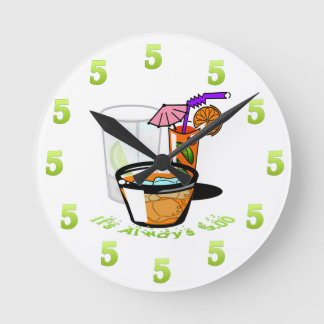C'est toujours horloge murale cinq heures