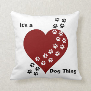 C'est un coussin de coeur et d'empreinte de patte