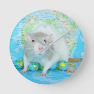 C'est une horloge mondiale de rat