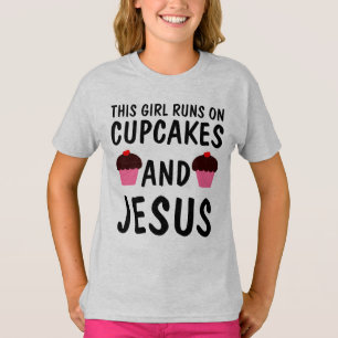 CETTE FILLE COURT SUR DES CUPCAKES ET T-shirts JÉS
