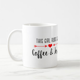 Cette fille court sur le café et la tasse de Jésus