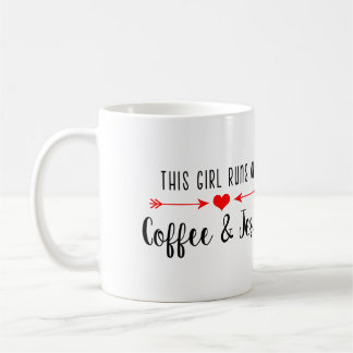 Cette fille court sur le café et la tasse de Jésus
