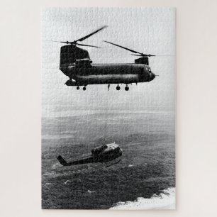 CH-47 Chinook birgt UH-1 Huey – Vietnamkrieg