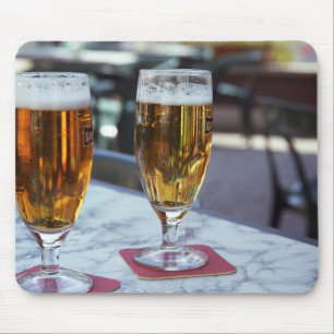 Chablis; zwei kalte Biere bei 42 Grad an einem hei Mousepad