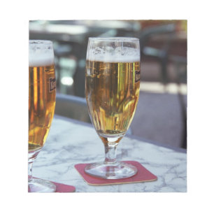 Chablis; zwei kalte Biere bei 42 Grad an einem hei Notizblock