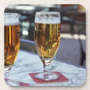 Chablis; zwei kalte Biere bei 42 Grad an einem hei Untersetzer