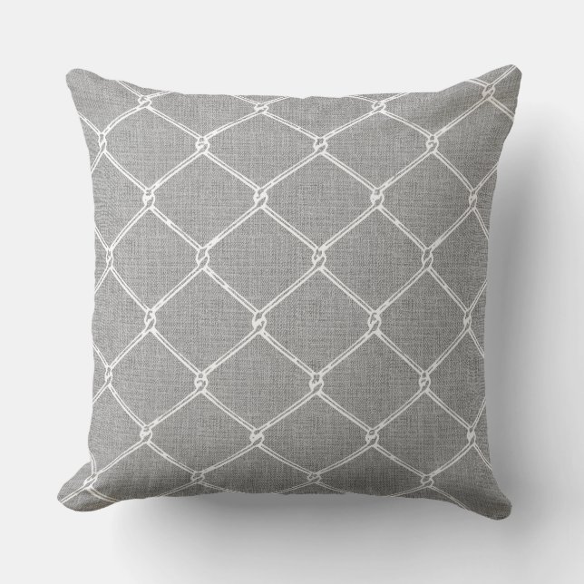 Chain Link Park – Urban Grey & White Skate Pattern Kissen (Vorderseite)