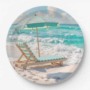 Chaise Lounge auf dem Sand des weißen Ozeans Pappteller